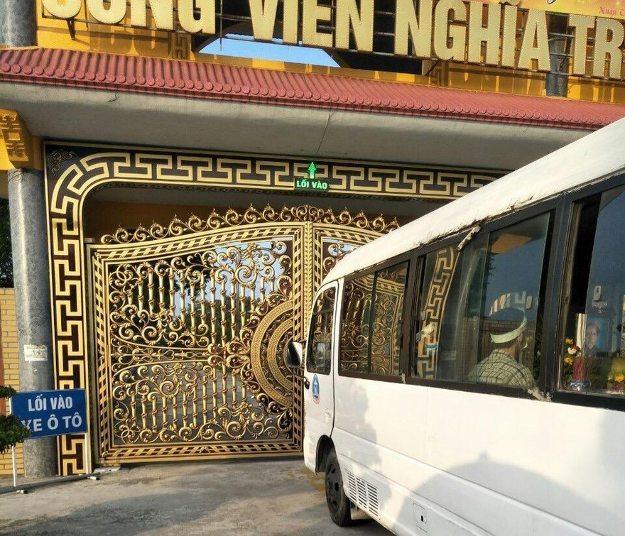 Xe tang phải đợi gần 2 tiếng mới được mở cổng. Ảnh: Hoàng Long 