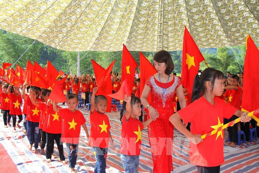 Năm học 2021-2022, học sinh ở nhiều địa phương sẽ dự lễ khai giảng trực tuyến, không rực rỡ cờ hoa như thế này, nhưng vẫn ấm áp. Ảnh: TTXVN