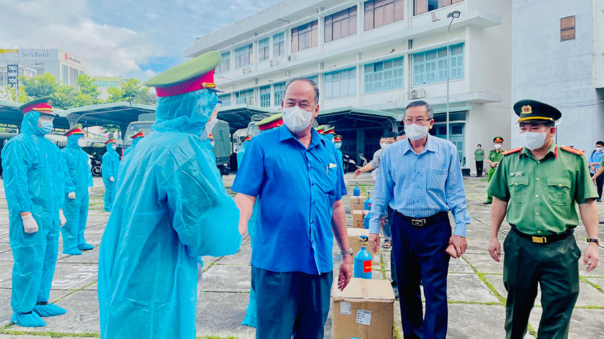 Chủ tịch UBND tỉnh An Giang Nguyễn Thanh Bình (thứ 3 từ phải sang) thăm, động viên lực lượng tuyến đầu phòng chống dịch