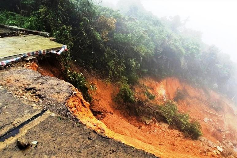 Sạt lở chưa từng thấy trên tuyến đường núi lên đỉnh Bạch Mã