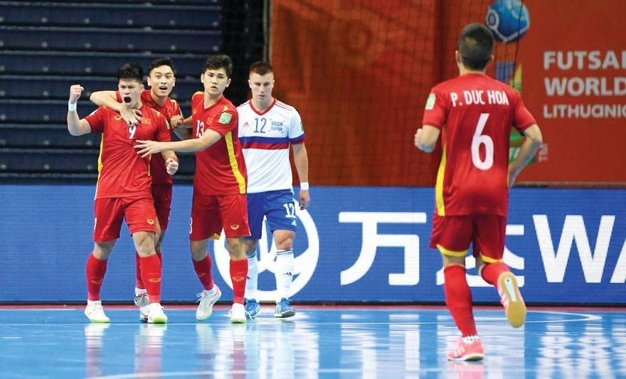 Các cầu thủ Futsal Việt Nam trên sân bóng World Cup
