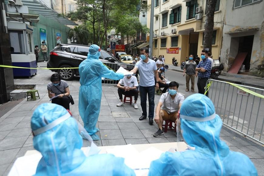 Lấy mẫu xét nghiệm cho người dân tại Hà Nội