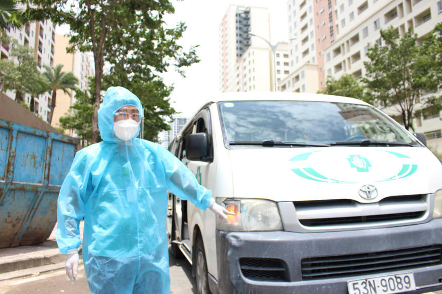 Tài xế Tuấn Ðạt bên chiếc xe vận chuyển bệnh nhân