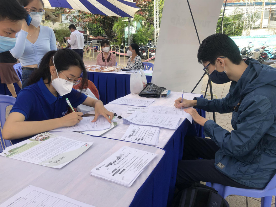 Người lao động được tư vấn việc làm tại Trung tâm Văn hóa quận 5, TPHCM. Ảnh: U.P