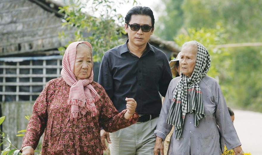 NSND Tạ Minh Tâm trong bộ phim truyền hình Bên kia sông 