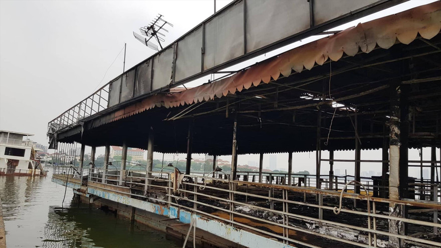 Du thuyền trở thành phế liệu tại hồ Tây