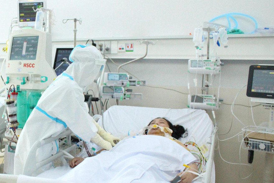 Ðiều trị bệnh nhân COVID-19 tại TPHCM. Ảnh: Vân Sơn