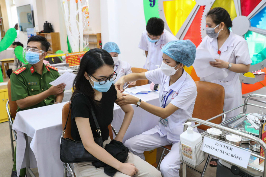 Tiêm vắc xin phòng COVID-19 cho người dân