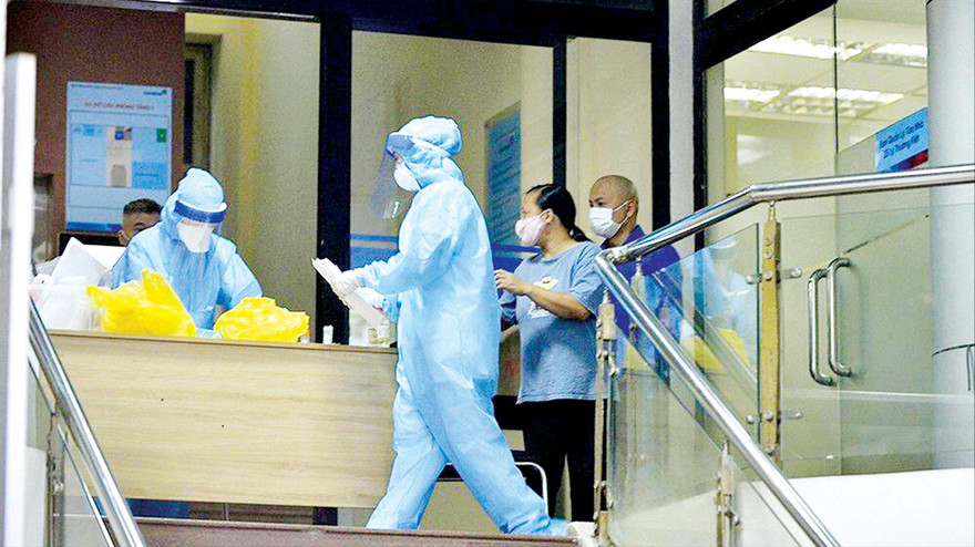 Phong tỏa, lấy mẫu xét nghiệm người trong toà nhà 25 Lý Thường Kiệt, nơi nữ nhân viên ngân hàng mắc COVID-19