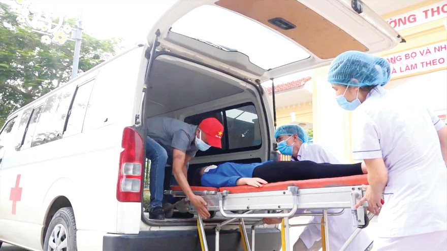 Lực lượng y tế được điều đến Trường THCS Thanh Trì diễn tập tổ chức thi lớp 10 ngày 7/6 trong tình huống phát hiện thí sinh sốt, khó thở. Ảnh: Mạnh Thắng