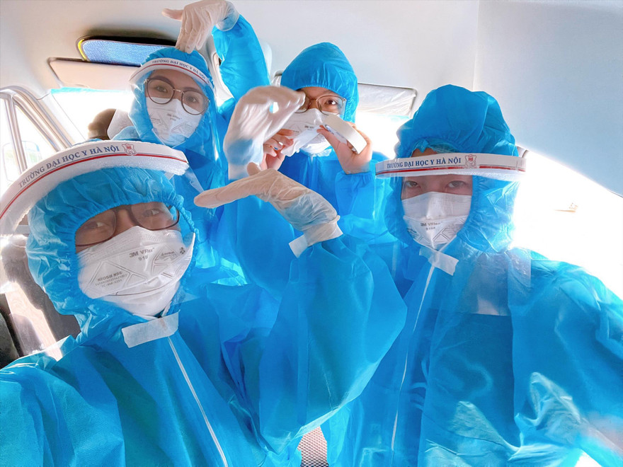 Các sinh viên ÐH Y Hà Nội chuẩn bị đi truy vết ở TP Bắc Ninh