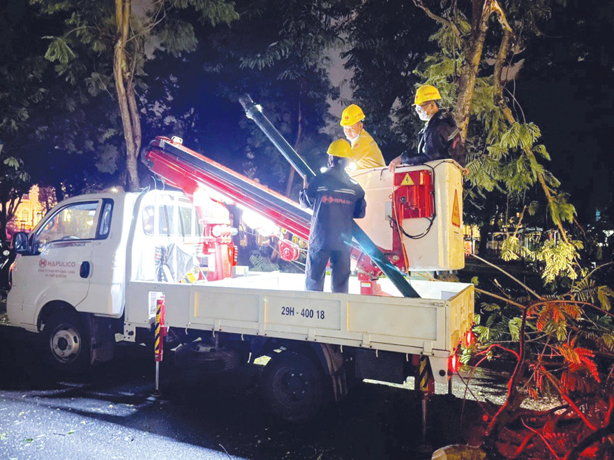 Công nhân HAPULICO kịp thời khắc phục sự cố mưa bão trong đêm