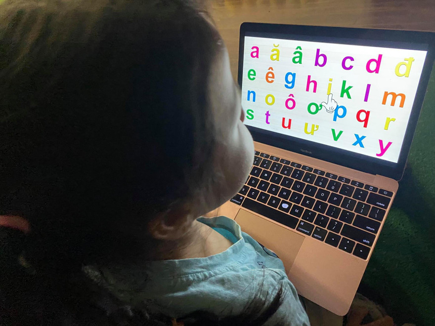 Sau tuần đầu tiên triển khai dạy học trực tuyến, truyền hình, Bộ GD&ÐT thừa nhận gặp rất nhiều khó khăn