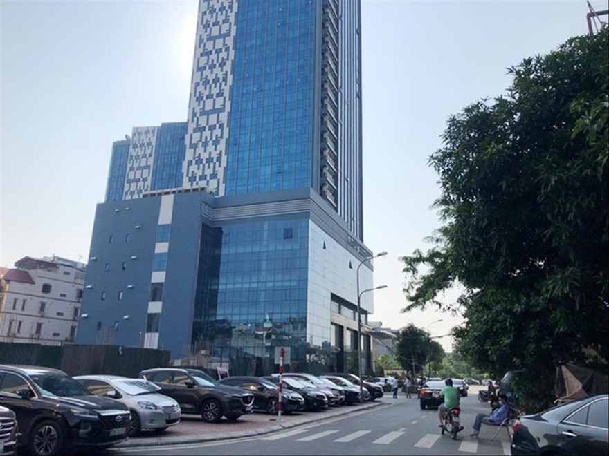 Xe của cán bộ, nhân viên và người dân đến làm việc tại Khu liên cơ đỗ trên vỉa hè