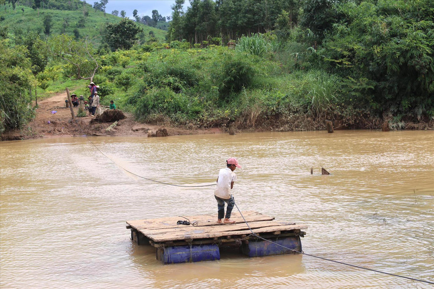 Dân làng Hde qua suối bằng bè thô sơ