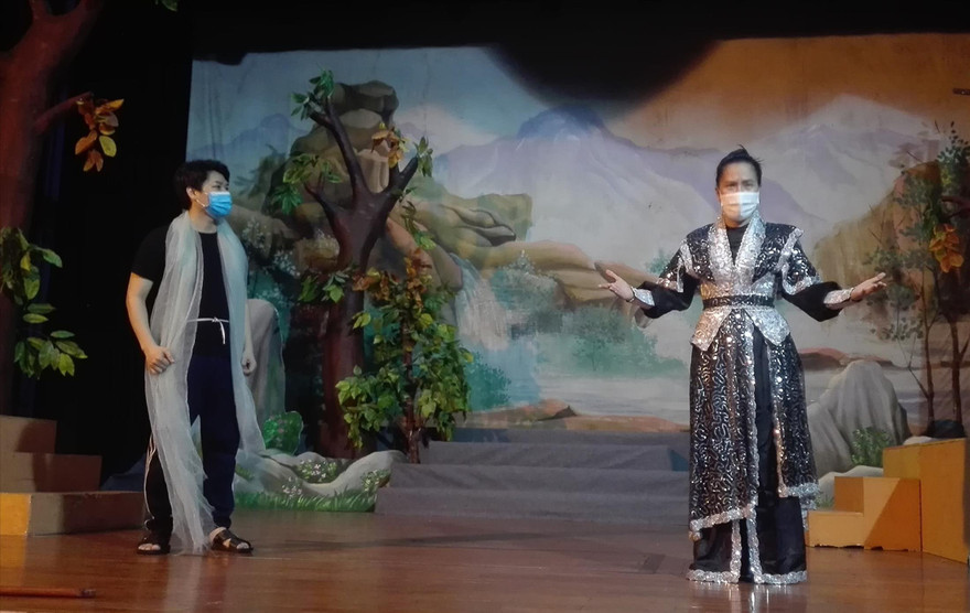 Các diễn viên đoàn Trần Hữu Trang trên sàn tập vở “Ðứa con nhà họ Triệu” ngày 26/10