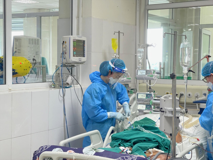 Điều trị bệnh nhân COVID-19 nặng tại BV Bệnh Nhiệt đới T.Ư. Ảnh: Thái Hà