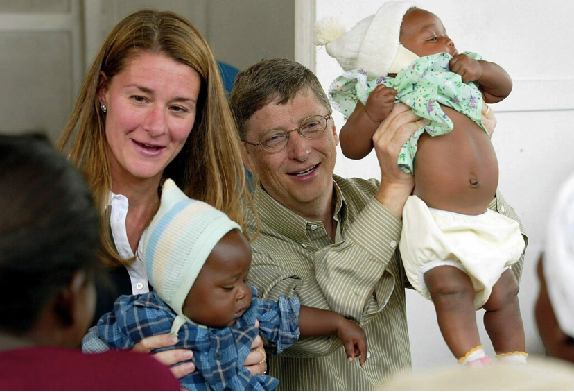  Vợ chồng tỷ phú Bill và Melinda Gates cùng các bệnh nhân tiêm thử nghiệm vắc-xin sốt rét ở Mozambique năm 2003. Ảnh: EPA