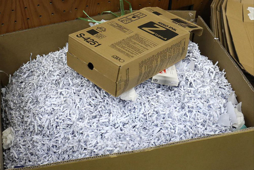 Ðề thi lỗi được cắt nhỏ và lưu trữ cho đến khi kỳ thi kết thúc. Ảnh: Như Ý