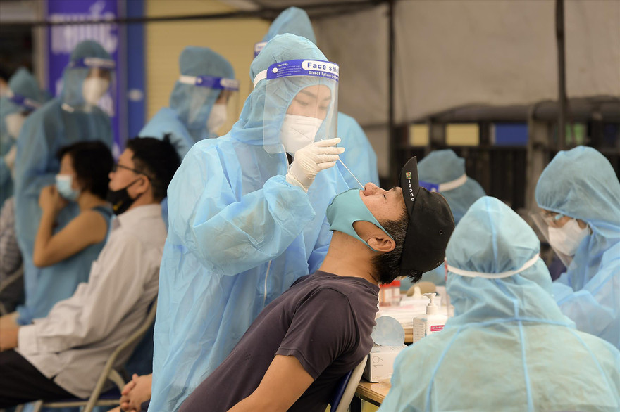 Xét nghiệm COVID-19 cho người dân. Ảnh: Hoàng Mạnh Thắng