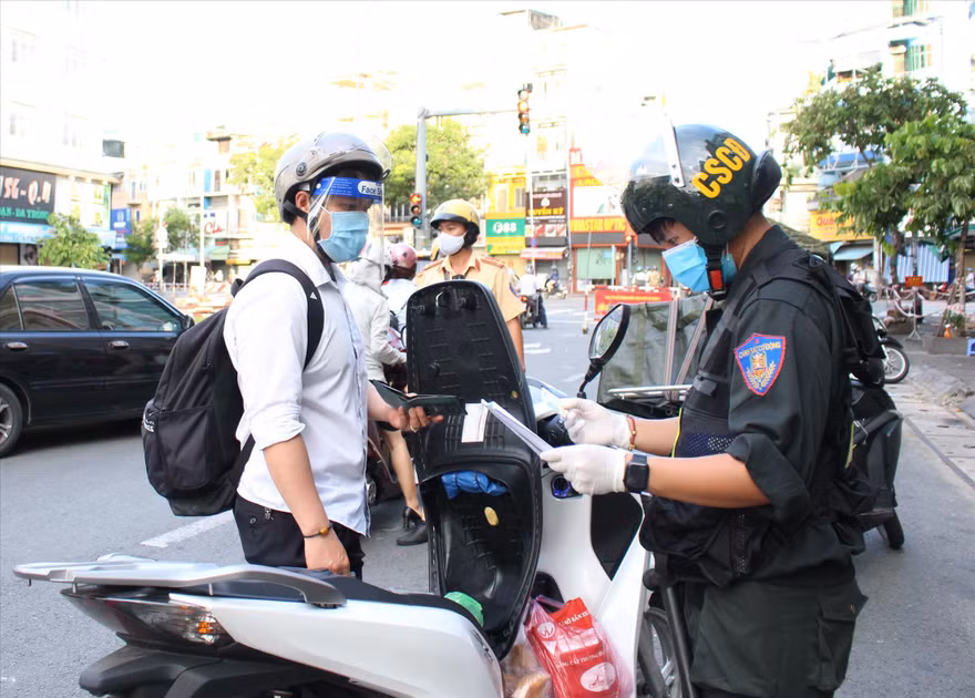 Nhiều người dân TPHCM ra đường với lý do không chính đáng. Ảnh: V.S 
