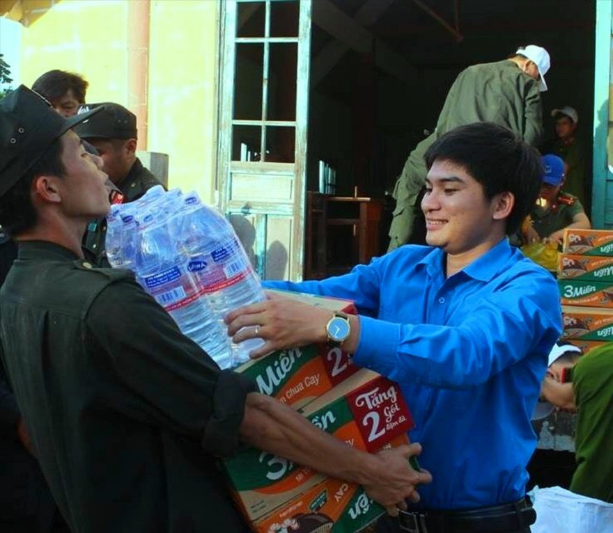 Anh Phạm Văn Dương, giảng viên Trường Chính trị tỉnh Ðắk Lắk (bên phải) trong một chuyến đi thiện nguyện