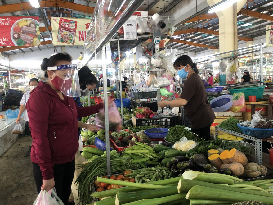 Chợ mở lại nhưng vẫn đảm bảo an toàn phòng dịch (Người dân mua sắm tại chợ Bình Thới trưa 5/10). Ảnh: U.P