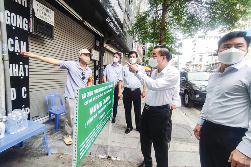 Chủ tịch UBND Thành phố Chu Ngọc Anh kiểm tra và đánh giá cao công tác phòng, chống dịch tại “vùng xanh”ở ngõ Thịnh Hào 3, quận Ðống Ða