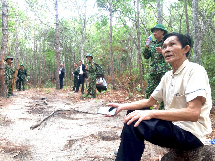 Ông Bảy (áo trắng) cùng các chiến sĩ nghỉ chân trên đường lên núi Chư Pao