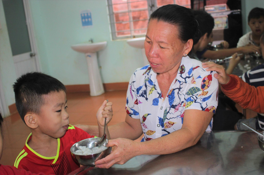 Bà Hường trong lần cho trẻ ăn sáng 