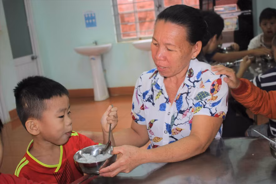 Bà Hường trong lần cho trẻ ăn sáng 