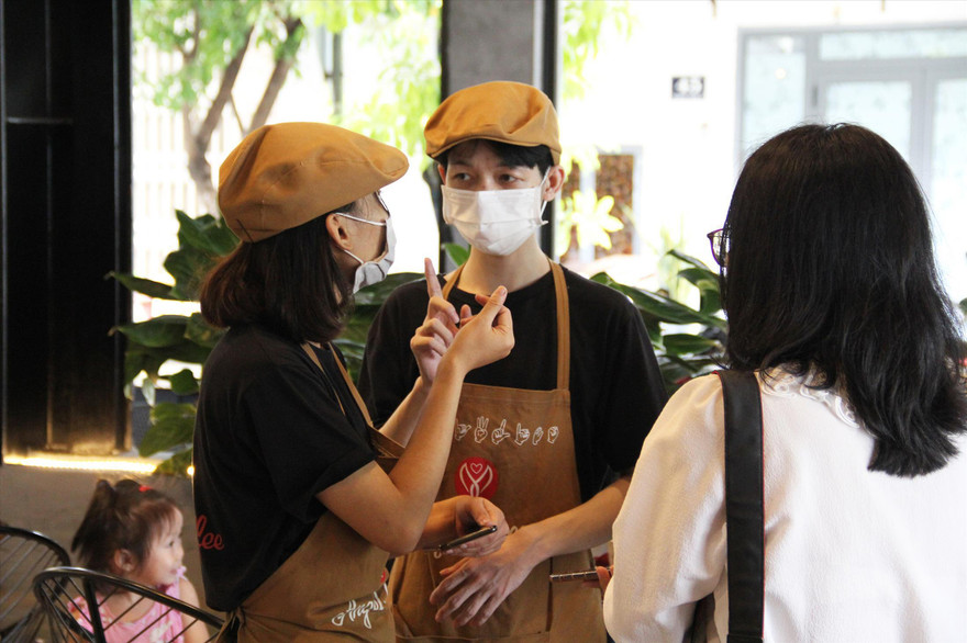 Lê Phú Tài đang nhờ quản lý phiên dịch giúp. Ảnh: Giang Thanh