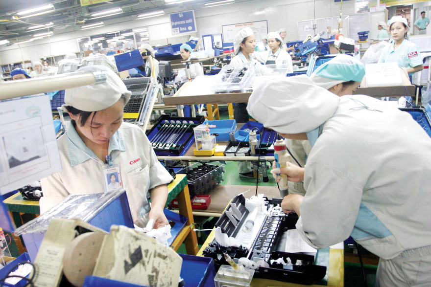 Hỗ trợ cộng đồng doanh nghiệp là một trong những giải pháp giúp giữ đà tăng trưởng GDP năm 2021 Ảnh: Như Ý