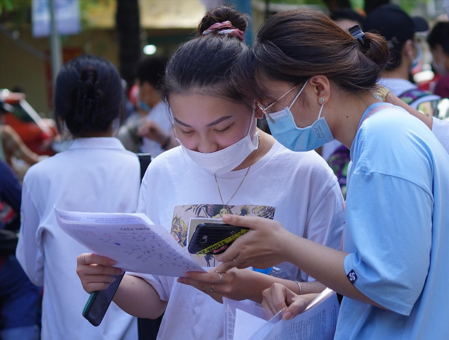Dù trong bối cảnh dịch COVID-19 bùng phát nghiêm trọng, thí sinh vẫn an tâm điều chỉnh nguyện vọng tuyển sinh. Ảnh: Như Ý