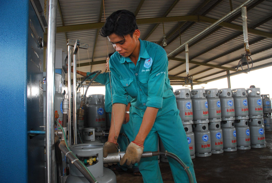 Giá gas trong nước tăng liên tiếp 9 lần trong thời gian vừa qua. Ảnh: Hoàng Mạnh Thắng