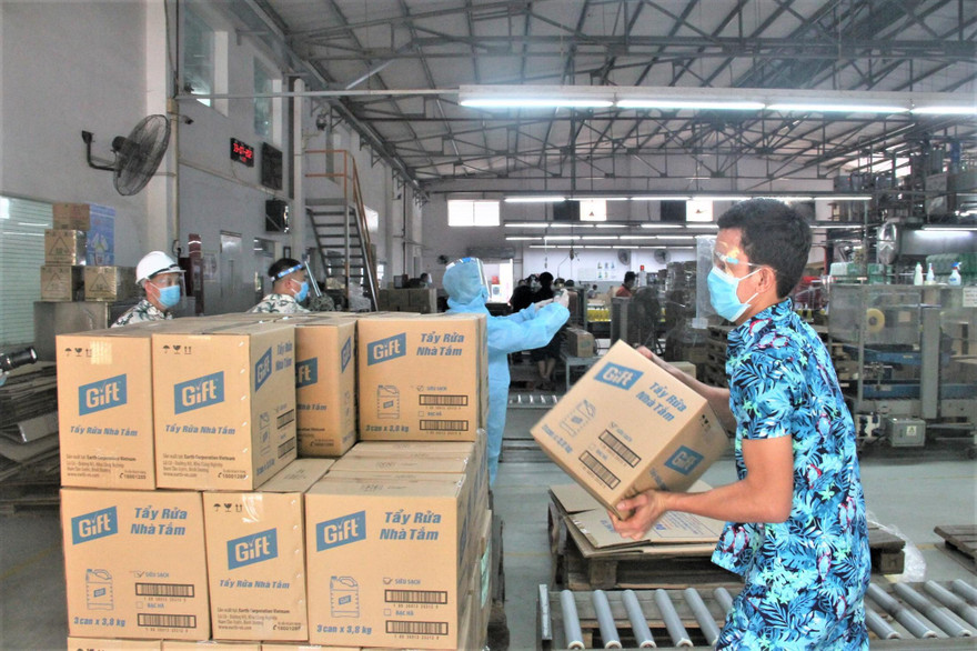 Công nhân sản xuất 3 tại chỗ ở Bình Dương. Ảnh: H.C