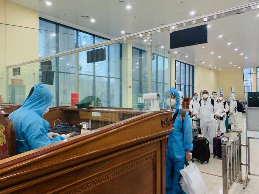 Biên phòng cửa khẩu quốc tế Hữu Nghị làm thủ tục xuất cảnh với công tác phòng chống dịch nghiêm ngặt. Ảnh: Duy Chiến