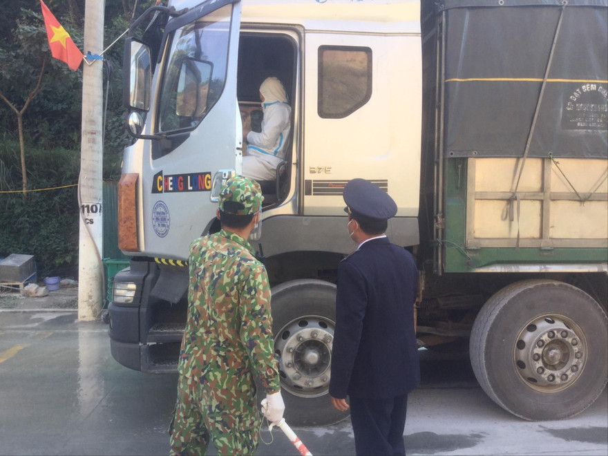 Cửa khẩu Tân Thanh hiện chỉ xuất được chừng 200 ô tô nông sản/ngày. Ảnh: Duy Chiến