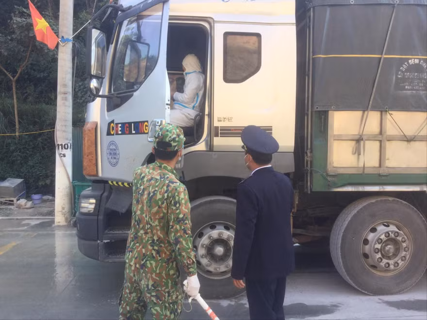 Cửa khẩu Tân Thanh hiện chỉ xuất được chừng 200 ô tô nông sản/ngày. Ảnh: Duy Chiến