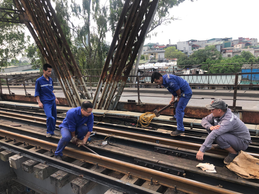 Đã gần hết 4 tháng, nhưng tiền bảo trì đường sắt của năm 2021 vẫn chưa được giải quyết, ảnh hưởng tới cuộc sống của hơn 11.000 công nhân đường sắt. Ảnh: Trọng Đảng