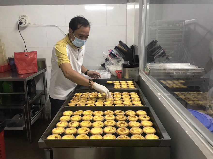 Anh Hoàng Ân làm bánh bán online
