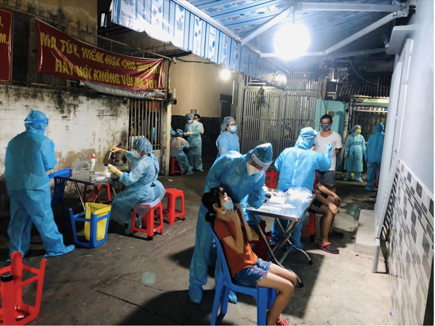 TPHCM quyết định giảm thu nhập cán bộ công chức để chi hỗ trợ động viên lực lượng tuyến đầu chống dịch