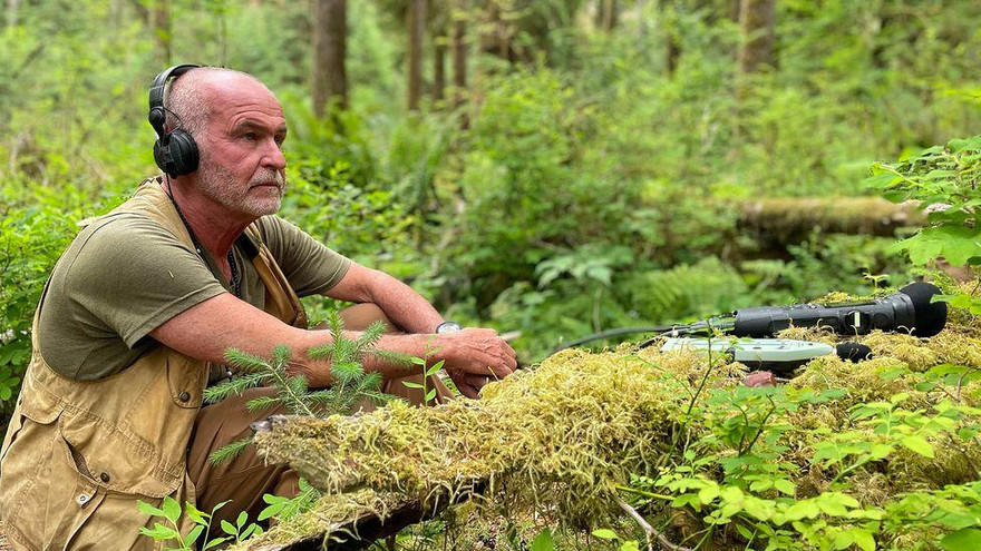 Ông Hempton ghi âm thanh trong rừng nhiệt đới Hoh, Mỹ 