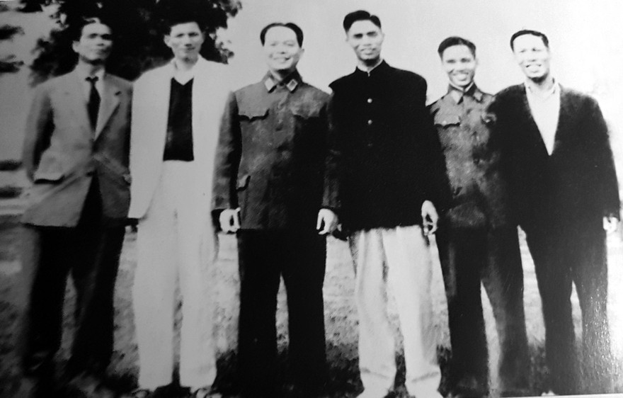 Đồng chí Nguyễn Tư Thoan và một số đồng chí trong Tỉnh ủy Quảng Bình chụp ảnh với Đại tướng Võ Nguyên Giáp (Đồng chí Thoan đứng thứ ba bên phải)