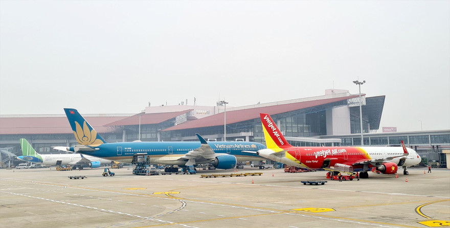 Do dịch COVID-19, các hãng giảm khai thác nên thời gian này, sân bay Nội Bài (Hà Nội) không còn chỗ trống. Ảnh: Phạm Thanh