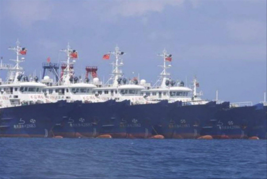 Các tàu Trung Quốc hiện diện ở đá Ba Ðầu ngày 7/3. Ảnh: AP