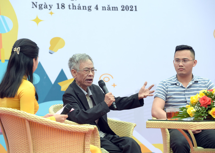 Nhà thơ Hoàng Nhuận Cầm giao lưu trong Ngày hội "Mỗi thanh niên một cuốn sách làm bạn" tại Trường Phổ thông Dân tộc nội trú tỉnh Bắc Giang ngày 18/4/2021. Ảnh: Xuân Tùng