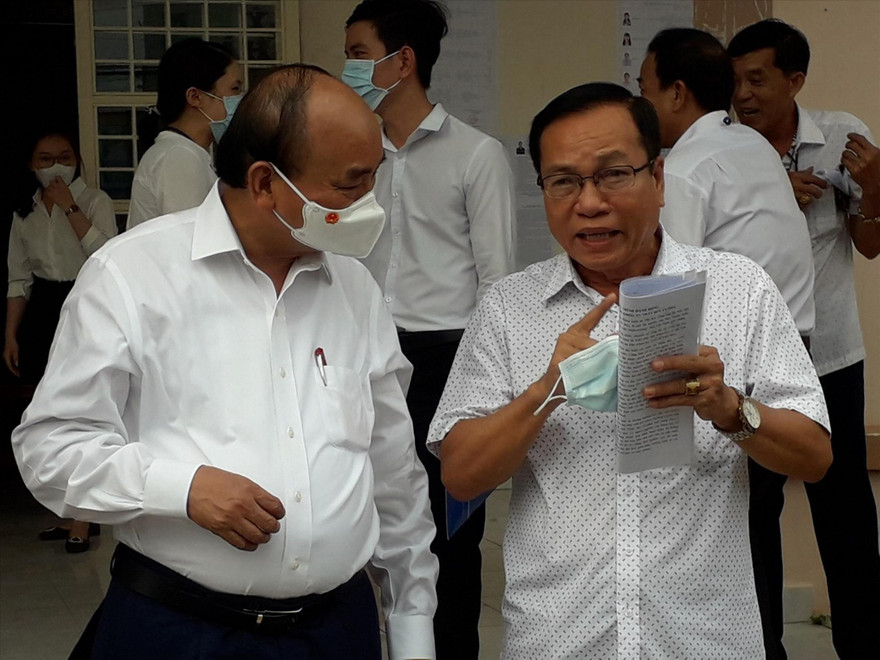 Chủ tịch nước Nguyễn Xuân Phúc tiếp xúc người dân