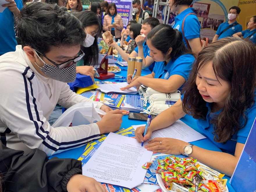 Thí sinh tham gia một ngày hội tư vấn tuyển sinh, hướng nghiệp được tổ chức hồi tháng 3. Ảnh: Diệp An