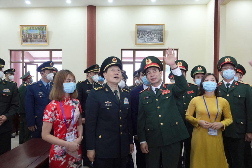 Bộ trưởng Quốc phòng Việt Nam Phan Văn Giang và Bộ trưởng Quốc phòng Trung Quốc Ngụy Phượng Hòa tham quan Nhà văn hóa hữu nghị ở xã Đồng Văn, huyện Bình Liêu, tỉnh Quảng Ninh. Ảnh: NGUYỄN MINH